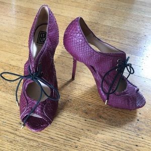 POUR LA VICTOIRE PURPLE REPLTILE LEATHER HEELS